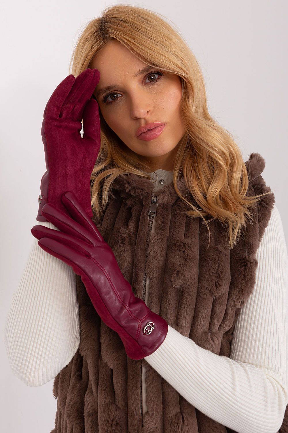  Gloves model 190847 AT 